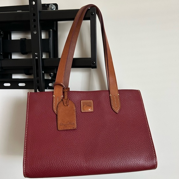 Dooney & Bourke Handbags - Beautiful Dooney and Bourke bag